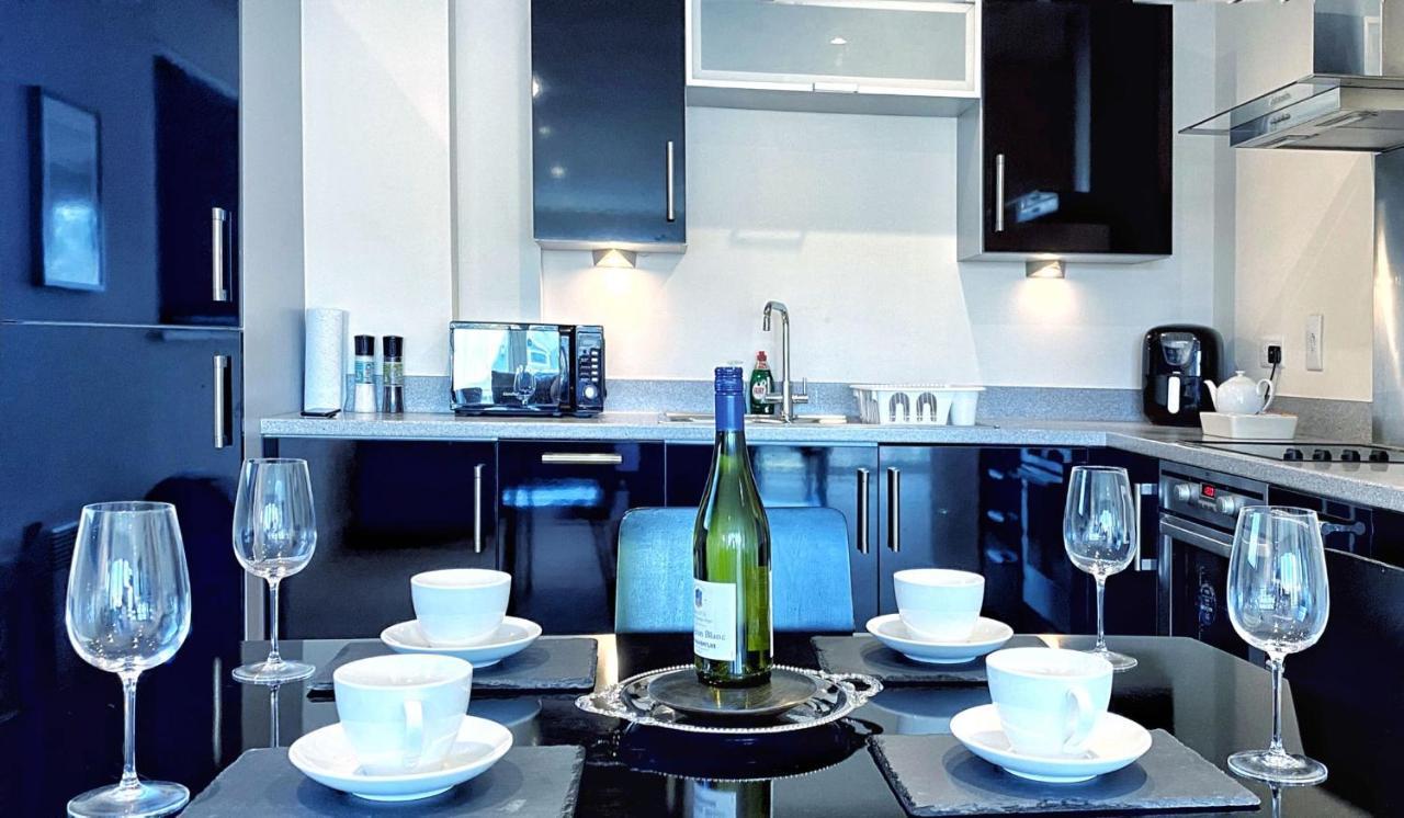 Apartment Artistic And Luxurious With Sea View. Side
