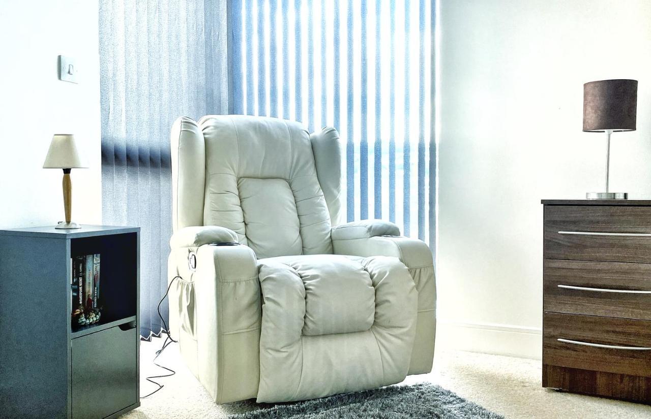 Apartment Artistic And Luxurious With Sea View. Side